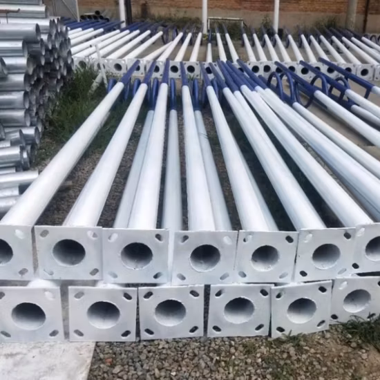 На открытом воздухе одиночный двойной рычаг из оцинкованной стали, столб уличного освещения с дорожным движением